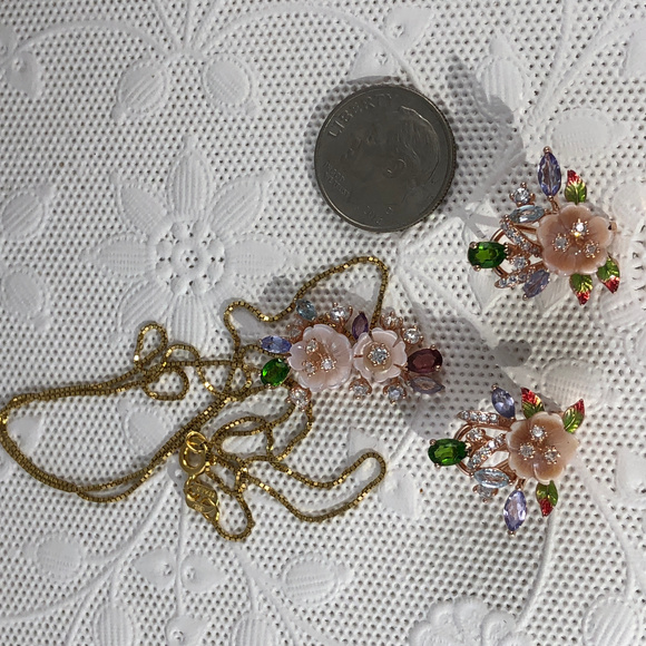 Beautiful Spring Flower Earrings & Pendant - Picture 4 of 7